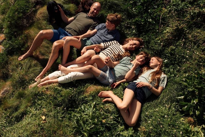 A new photo of William, Kate and their children to celebrate their 15th wedding anniversary