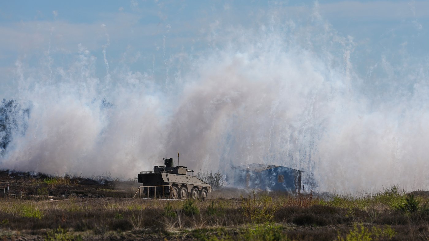 Bundeswehr troops demonstrate their capabilities during a visit of German Chancellor Friedrich Merz to the army at the Bundeswehr base in Munster, Germany, Thursday, April, 30, 2026. (AP Photo/Markus Schreiber)