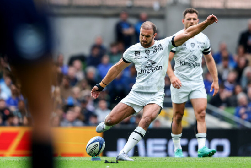 Melvyn Jaminet lands a penalty for Toulon.