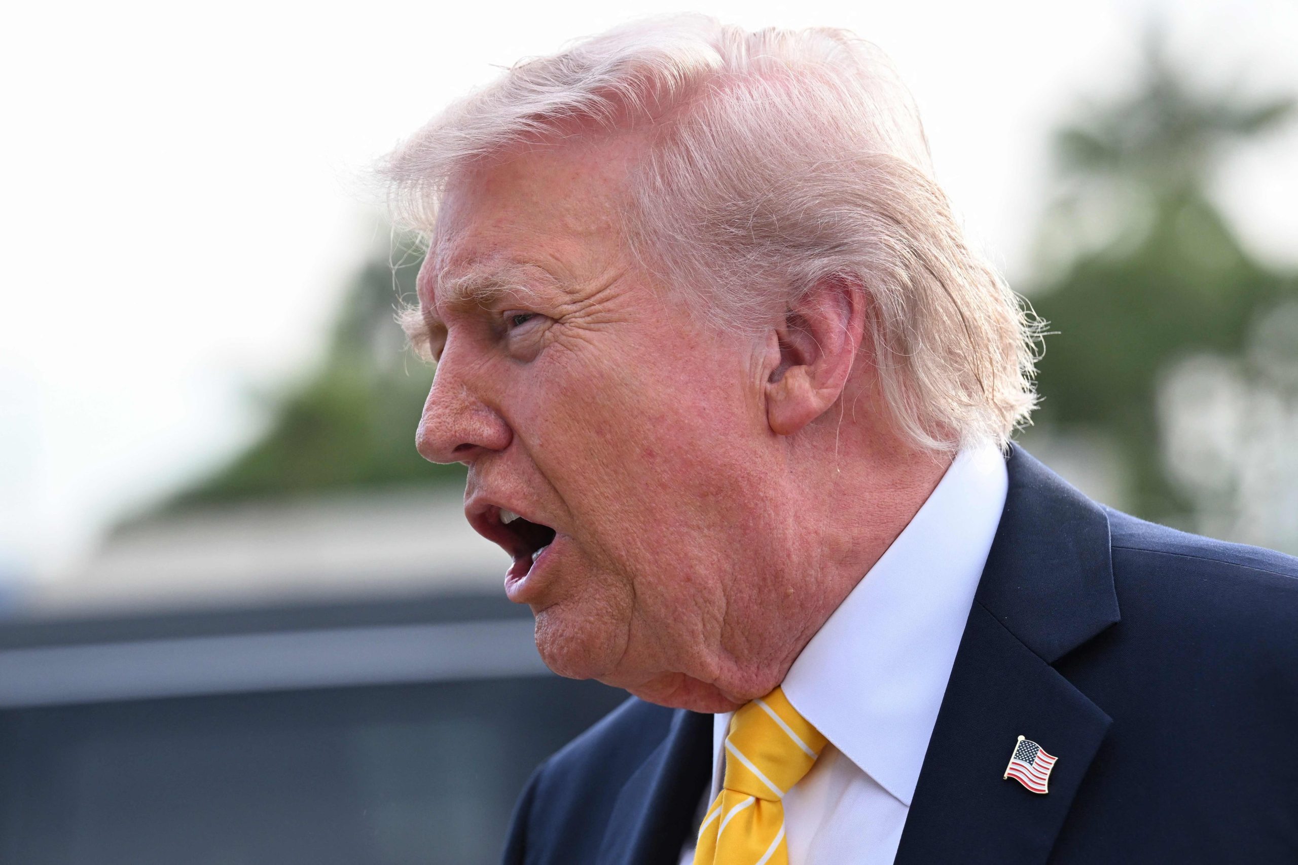 On the 2nd, U.S. President Donald Trump meets and talks with reporters at Palm Beach International Airport in Florida. /AFP-Yonhap